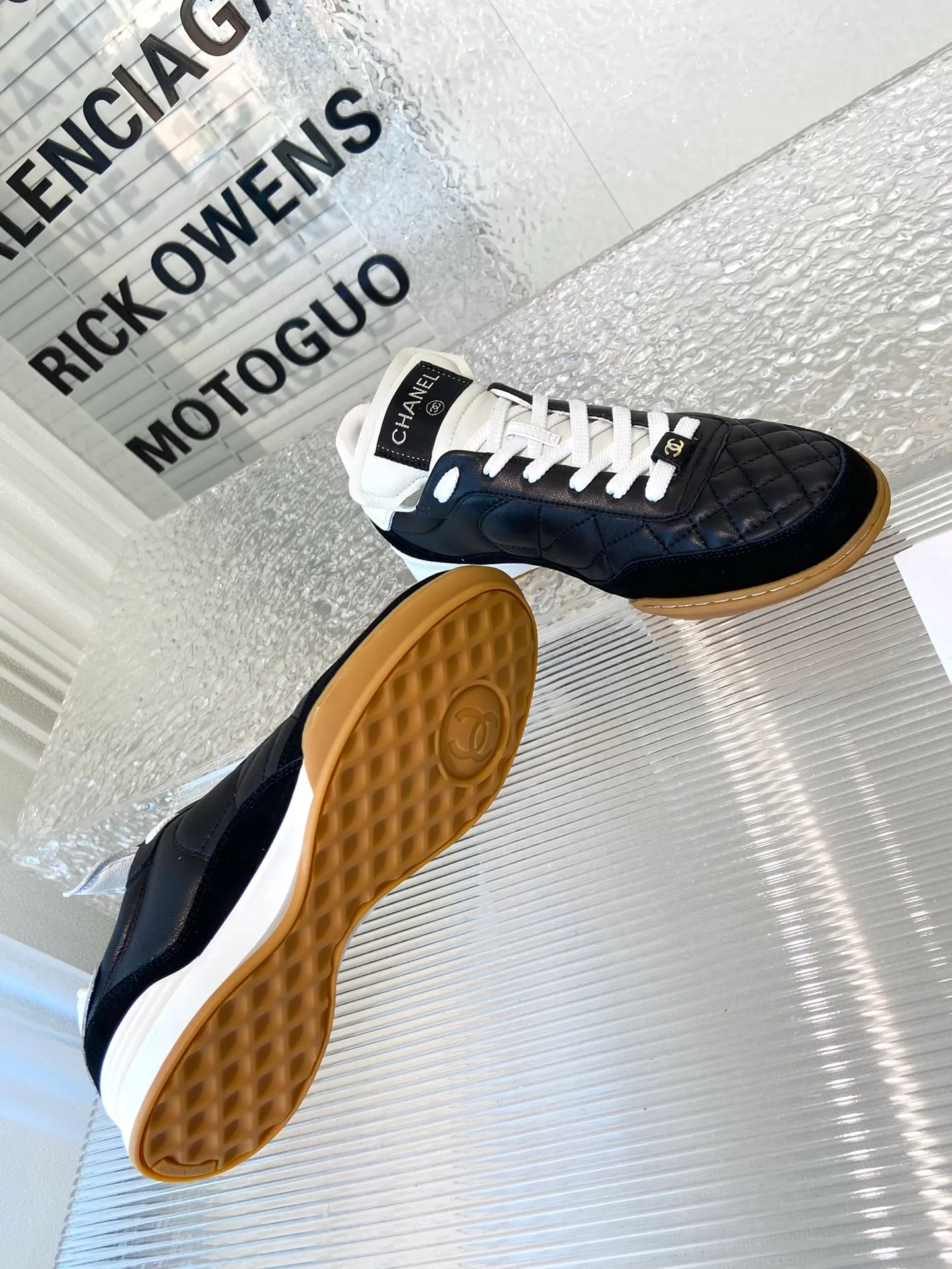 👟👟Ex-factory price 520👟👟 Women's shoes Women's clothing Women's shoes Women's clothing Chanel Chanel 23K lambskin diamond pattern tennis shoes Original purchase development and production Xiaoxiang's latest hidden tennis shoes soft diamond pattern Soft lambskin with big tongue and classic double C logo full of retro feel and the most versatile black and white color scheme Coco girls must buy a casual shoe with broken stud design on the sole Super soft ▪️ Fabric: Original custom lambskin/suede ▪️ Lining: Imported custom sheepskin + mesh ▪️ Sole: Original molded diamond rubber material ▪️ Sole thickness: 2.5CM ▪️ Size: 35-40
